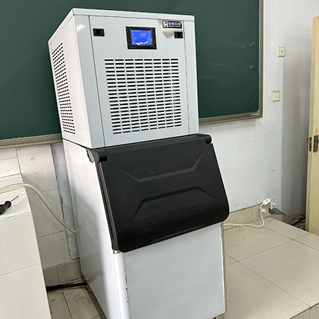 200公斤雪花制冰機交付鄭州大學(xué)生命科學(xué)院